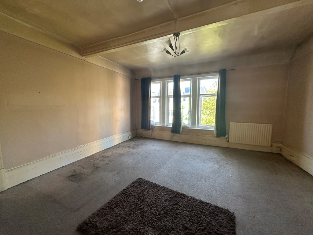Lot: 66 - FREEHOLD MIXED USE INVESTMENT - Flat 2 Living Room overlooking Kings Road